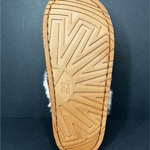 Hello Kitty Slippers🐱💖 - Picture 5 of 6